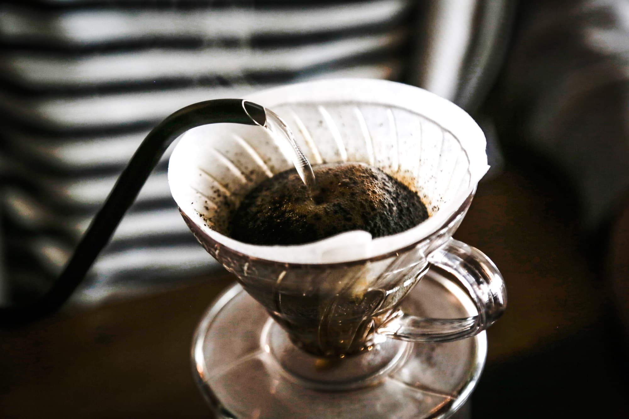 ハンドドリップでコーヒーを淹れる手元